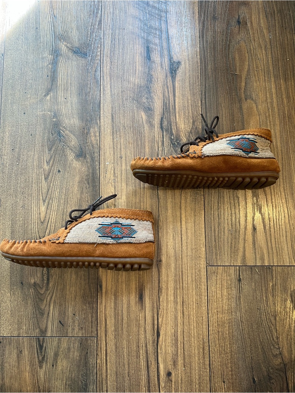 NEW Women’s Minnetonka Moccasin Aztec Shoes Size 7
